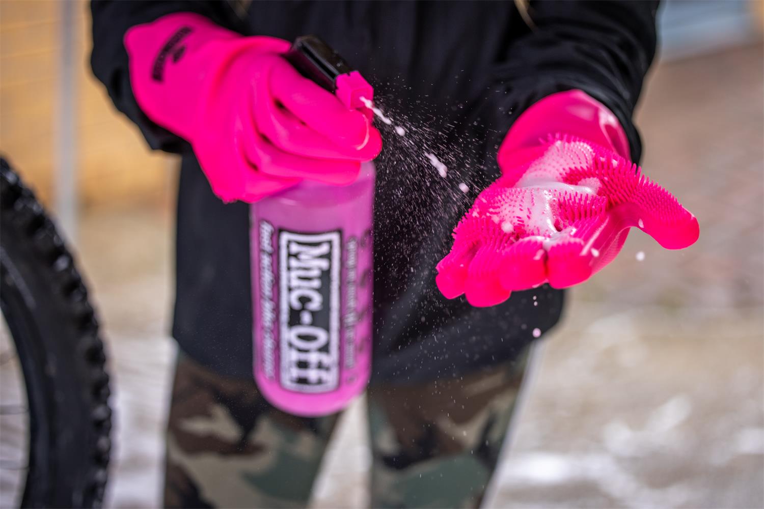 Muc-Off - Deep Scrubber Gloves image 3