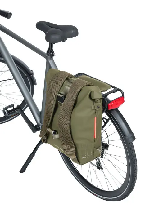 Basil - Soho Bicycle Bag / Backpack With LED image 10