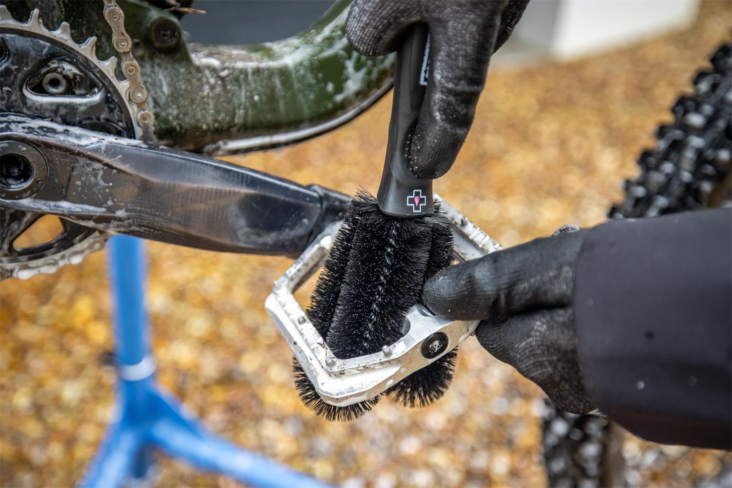 Muc-Off - Two Prong Brush image 3