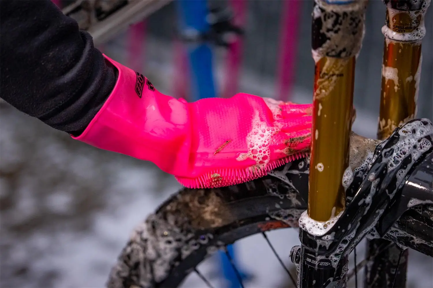 Muc-Off - Deep Scrubber Gloves image 2