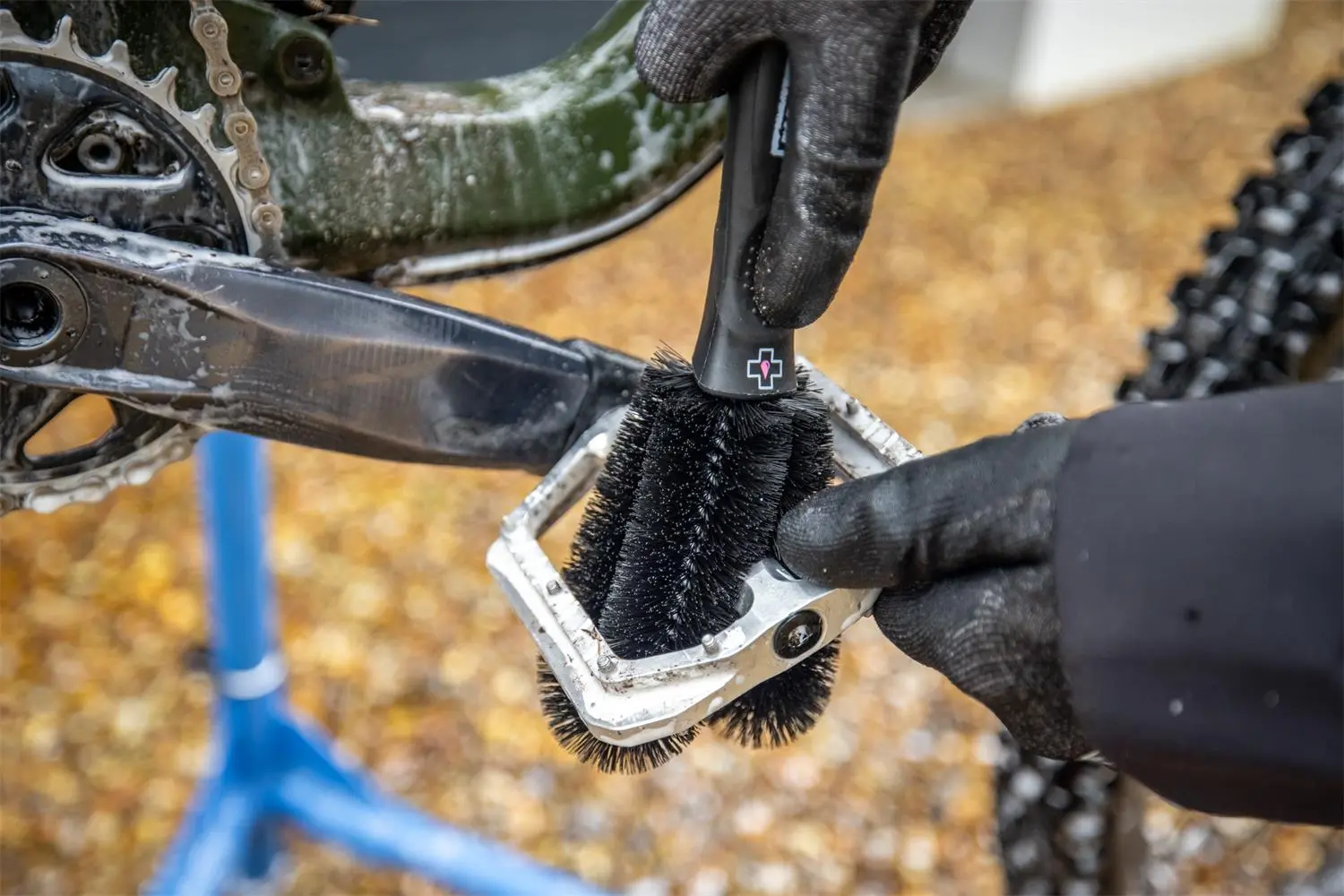 Muc-Off - Two Prong Brush image 3